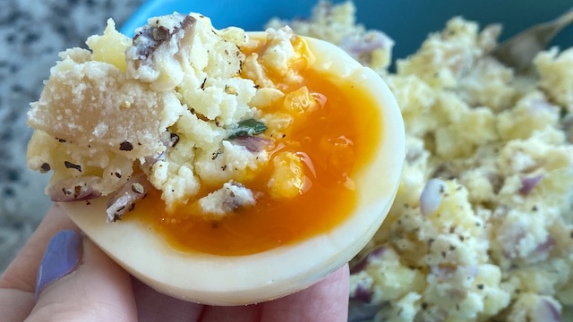 いぶりがっこポテトサラダ 半熟卵のっけ