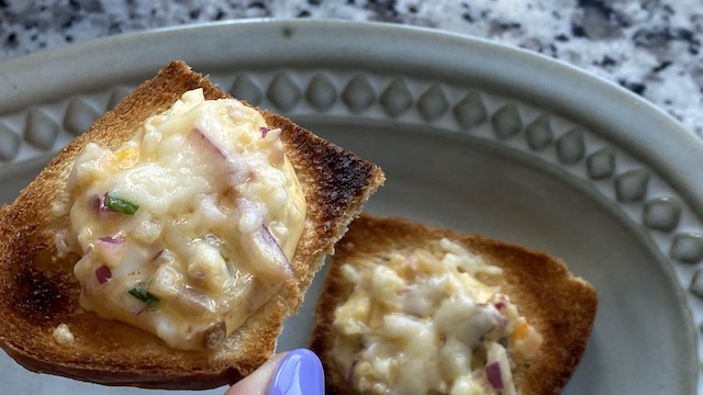 いぶりがっこタルタル チーズトースト