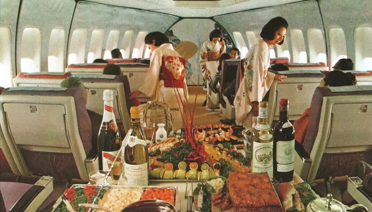 【昔のJALファーストクラスが異世界すぎた】CAが和服！“空飛ぶ京都”と呼ばれた時代のお宝写真をザクザク紹介