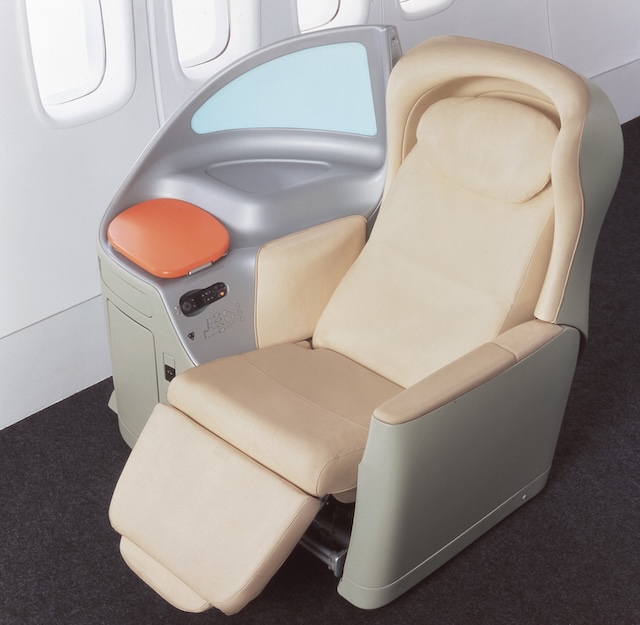 *2001年～ 機内座席 シート ボーイングB777-300ER B747-400 F ファーストクラス B777 JAL Skysleeper Solo スカイスリーパーソロ B747にも展開 電動 IFE装着 フルフラットシート