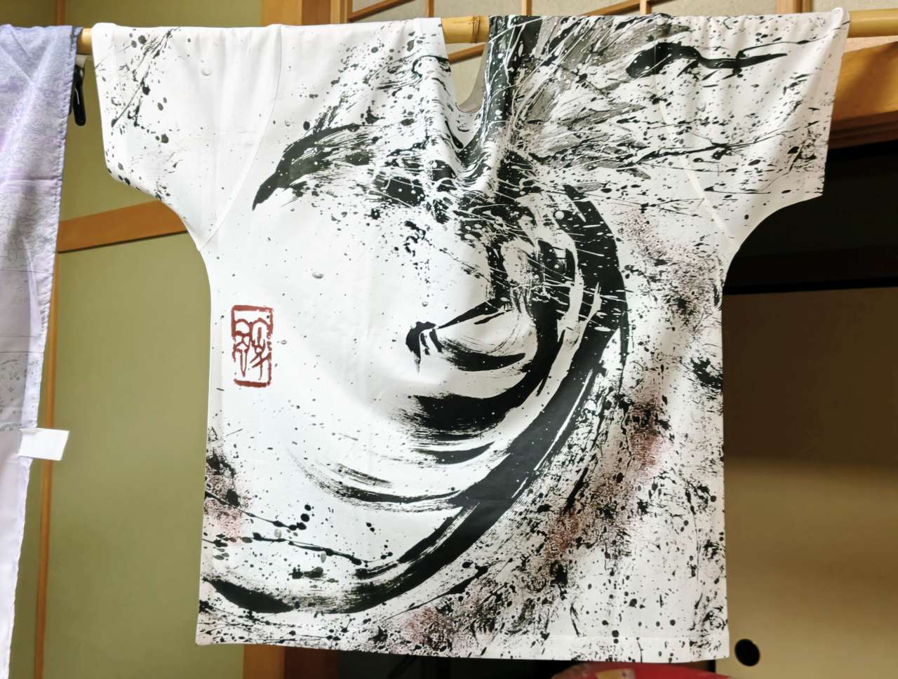 東京・愛知「JAPAN道ウェルネス」2026年3月1日開催、春雨寺「道演舞ショー」荒川颼さん（プリントTシャツ）