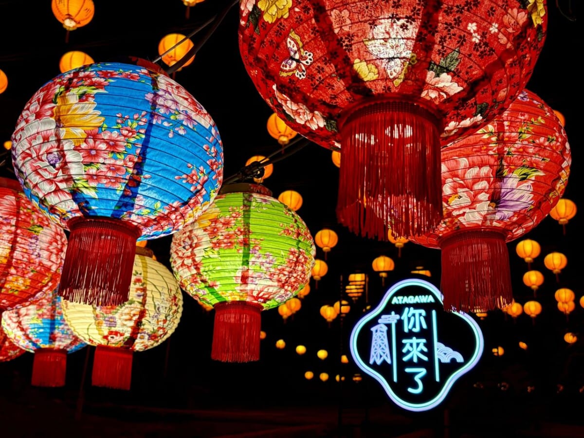 【熱川温泉で「熱川花燈夜市」開催】一夜限りの花柄提灯も！新名所「常設提灯回廊」が誕生