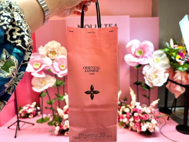 MOLLY TEA ピンクの紙袋