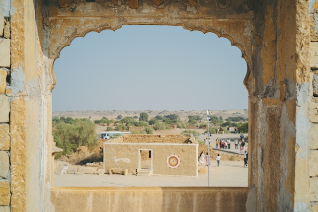 彫刻が施された窓