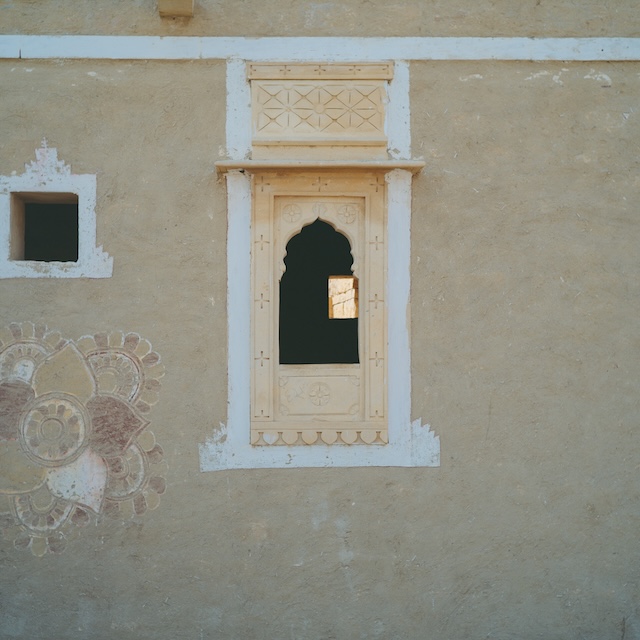 彫刻が施された窓2