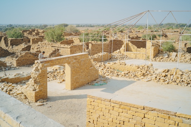 屋根のない家々