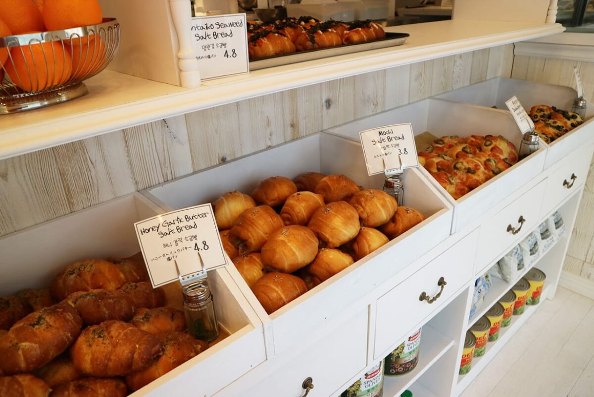 韓国カフェ「MUUN Seoul」原宿本店がリニューアル！塩パンやベーグルなど焼きたてパンが楽しめるベーカリー専門店に