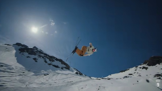 アスリートたちがさまざまなトリックを披露する