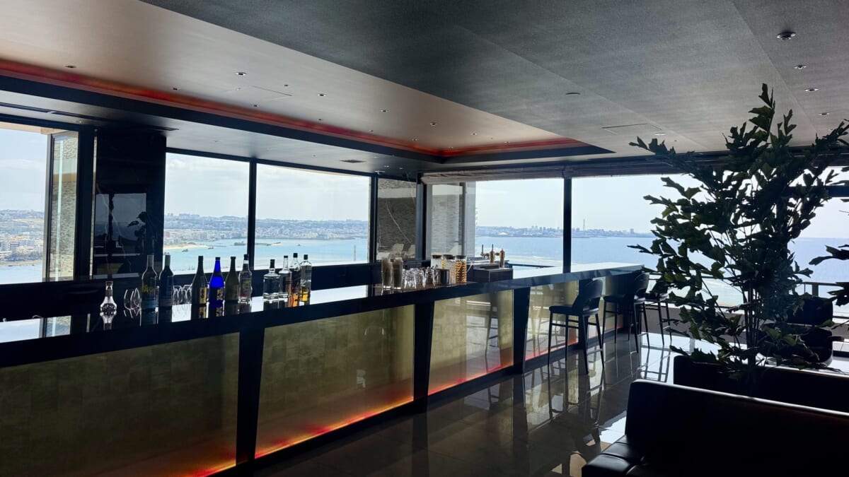 「リーガロイヤルリゾート沖縄 北谷」のロイヤルクラブラウンジバーカウンター