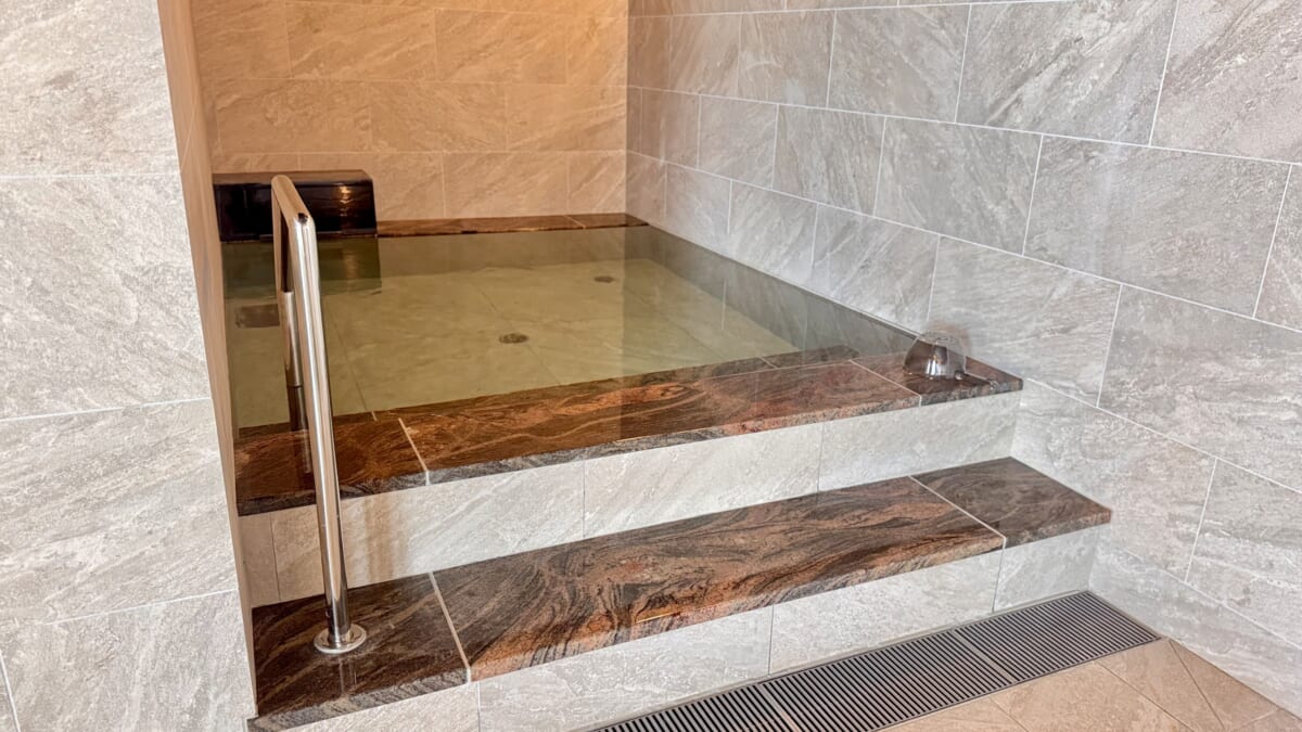 「リーガロイヤルリゾート沖縄 北谷」大浴場、女湯水風呂