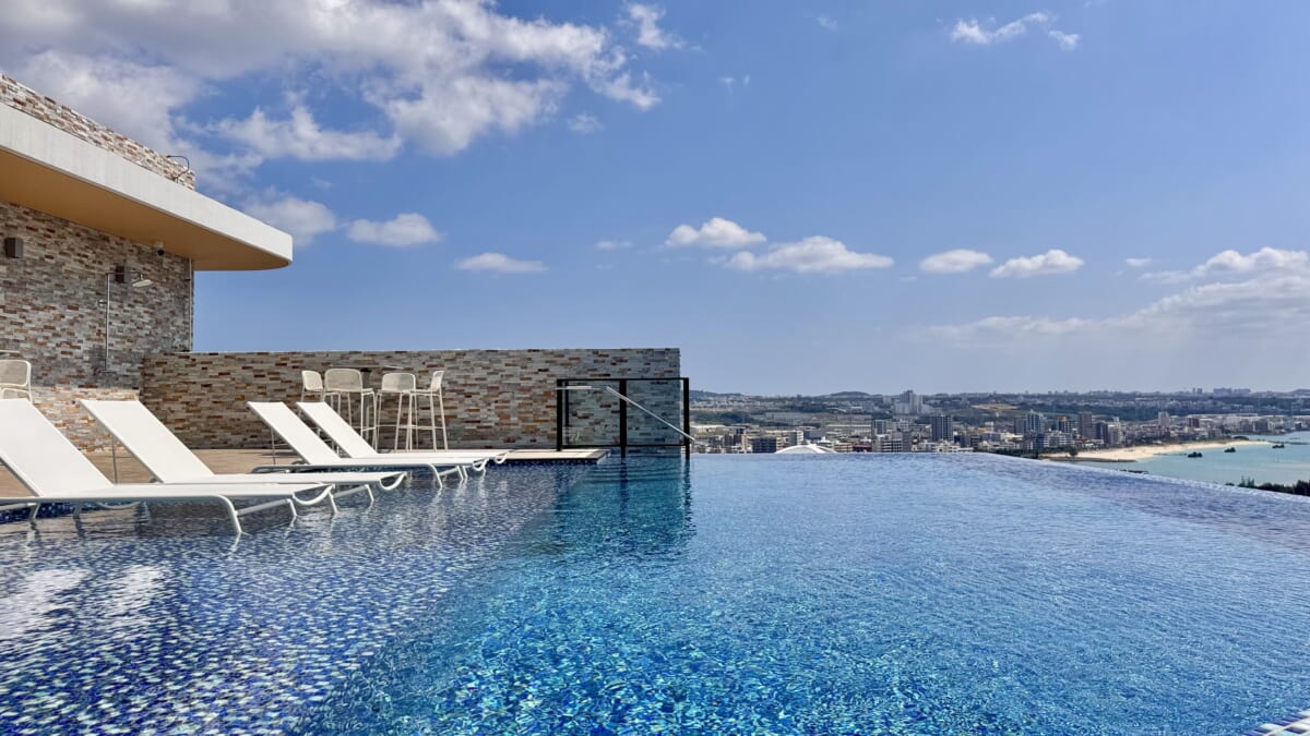 「リーガロイヤルリゾート沖縄 北谷」インフィニティプール横から