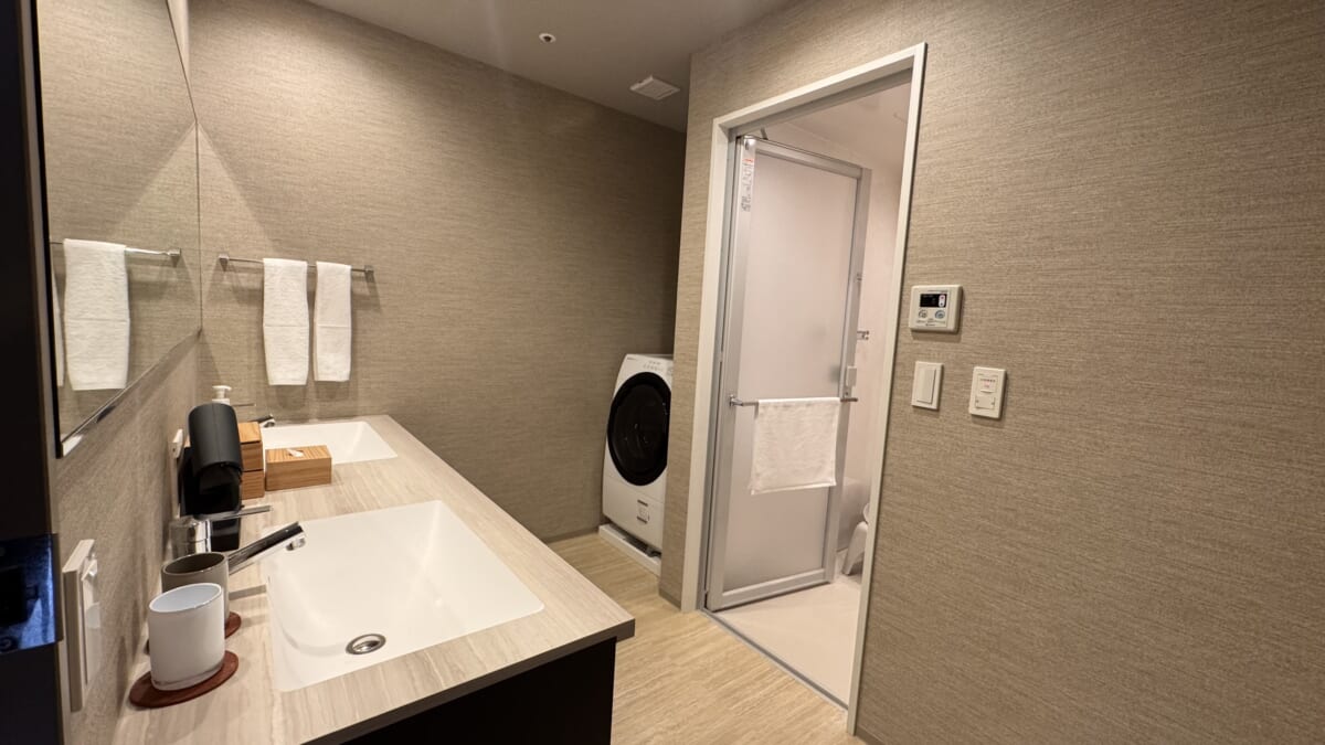 「リーガロイヤルリゾート沖縄 北谷」スイート「グランドコーナースイート」脱衣所、洗面台