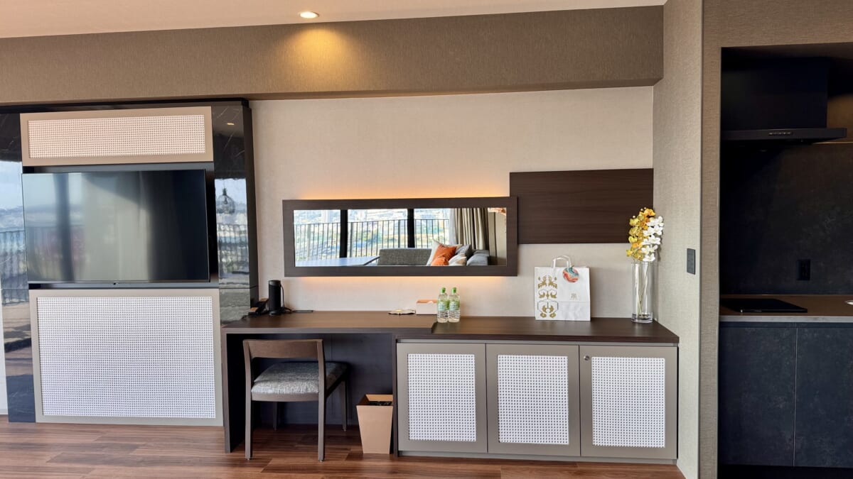 「リーガロイヤルリゾート沖縄 北谷」スイート「グランドコーナースイート」リビング