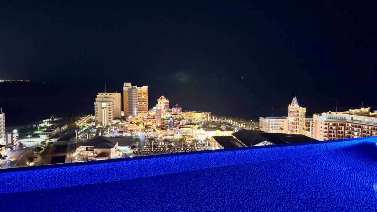 「リーガロイヤルリゾート沖縄 北谷」インフィニティプール夜の景色