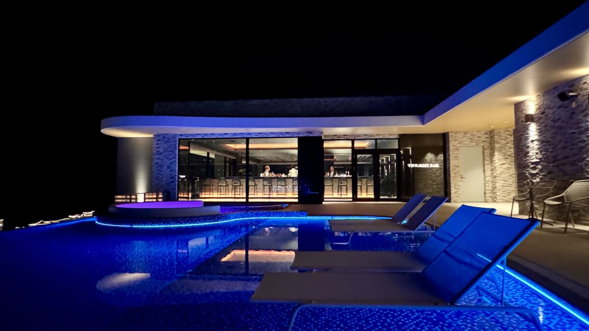 「リーガロイヤルリゾート沖縄 北谷」インフィニティプールバーの様子