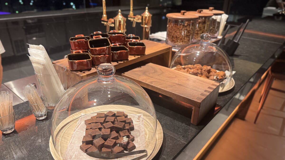 「リーガロイヤルリゾート沖縄 北谷」のロイヤルクラブラウンジ軽食