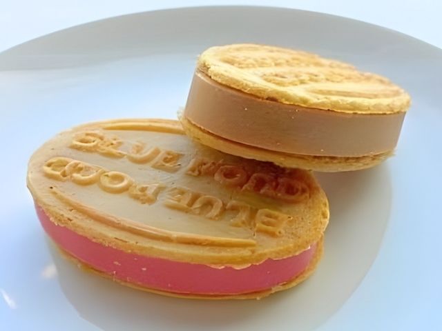 北海道土産「BLUE POND」の「キャラメルクリスピー」と「ストロベリーキャラメルクリスピー」