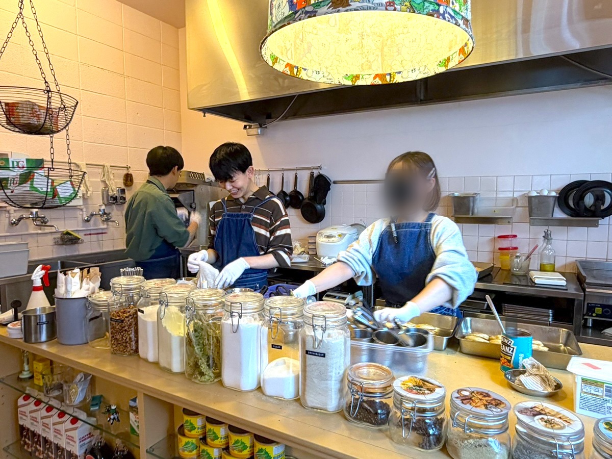 taste of world 新宿店の店内キッチン 2