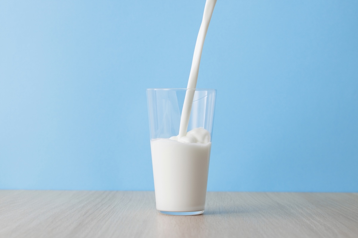 コップに注ぐ 牛乳