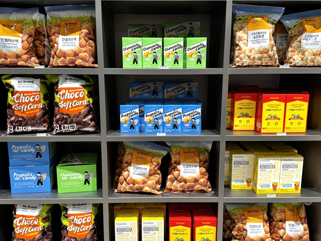 NICE WEATHER SHINJUKU コンビニのようにお菓子が並ぶ