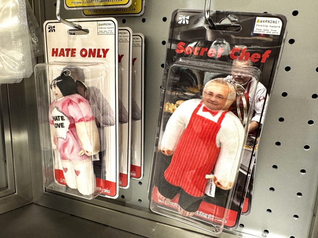 NICE WEATHER SHINJUKU ラリーシェフのキーホルダー