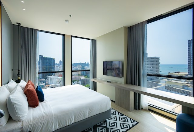 パタヤのサービスレジデンス型ホテル「サマセット パタヤ」客室のオーシャンビューベッドルーム