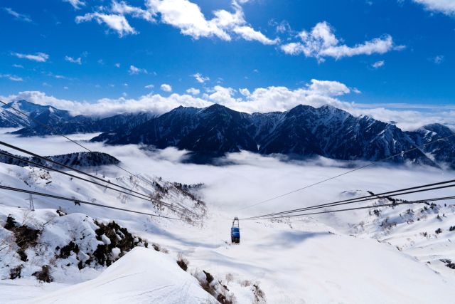 残雪と立山ロープウェイ