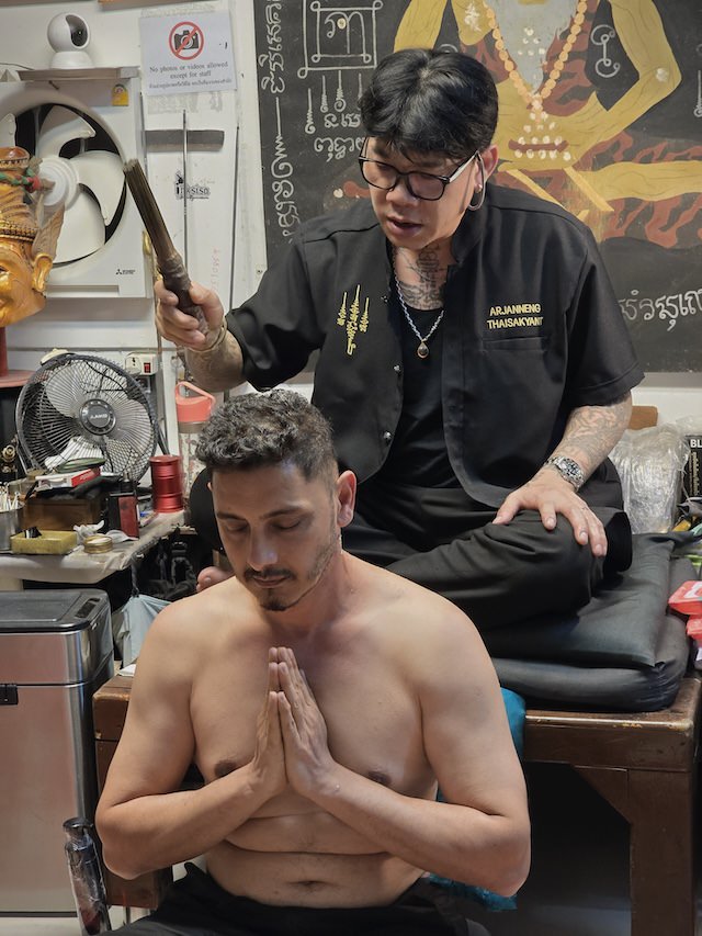 サクヤン施術後に「カタ」を唱えるアチャーン