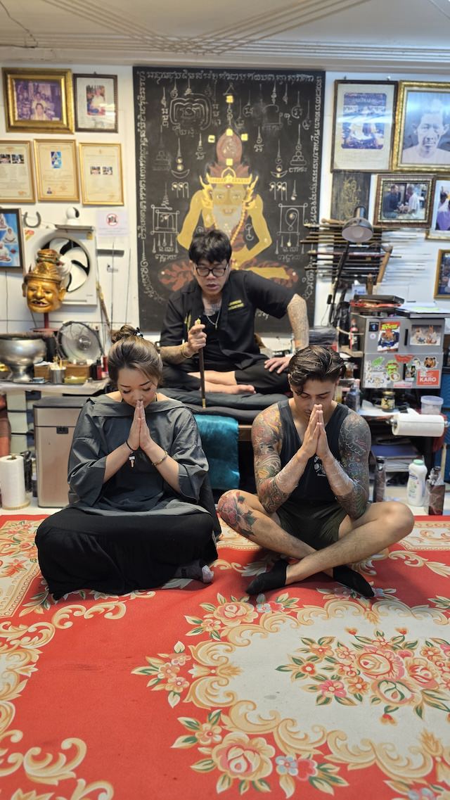 サクヤン施術後に「カタ」を唱えるアチャーン２