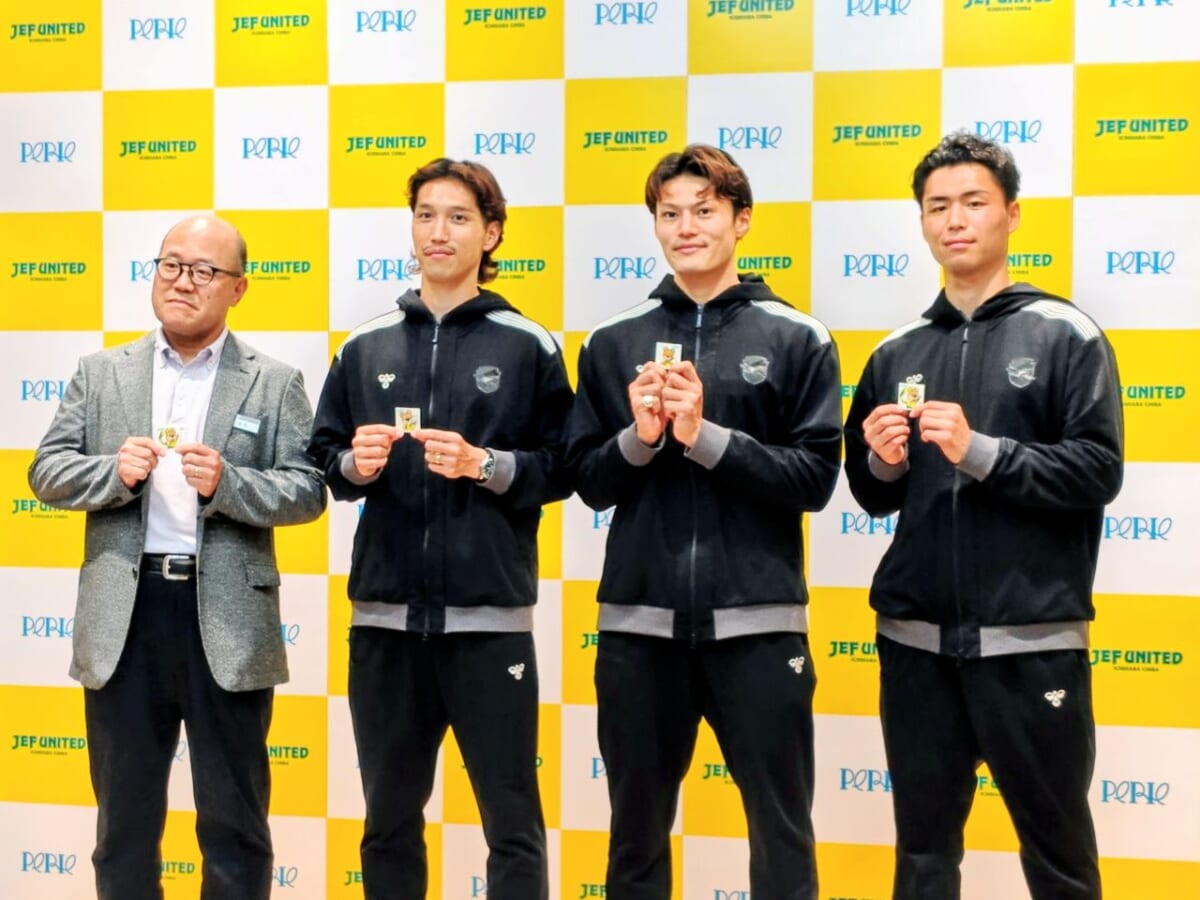 千葉県千葉市・ペリエ千葉、2026年4月24日（金）～2026年5月10日（日）ジェフユナイテッド市原・千葉J1昇格記念第2弾「GW限定！ジェフ オリジナルステッカー プレゼントキャンペーン」（2026年4月19日のイベントの様子・株式会社千葉ステーションビル取締役 千葉本店長吉田英治さん、呉屋大翔選手、津久井匠海選手、松村拓実選手）