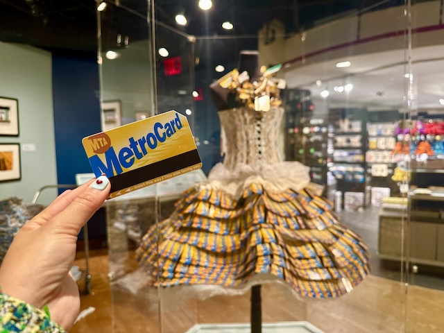 NY メトロカード アート グランド・セントラル 無料　展覧会　ニューヨーク　ドレス