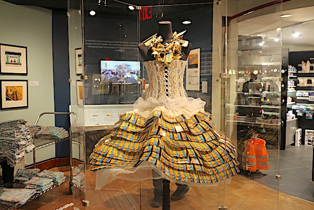 NY メトロカード アート グランド・セントラル 無料　展覧会　ニューヨーク　ドレス