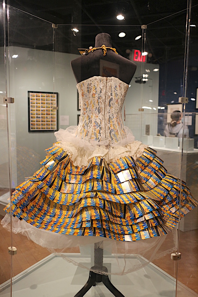 NY メトロカード アート グランド・セントラル 無料　展覧会　ニューヨーク　ドレス