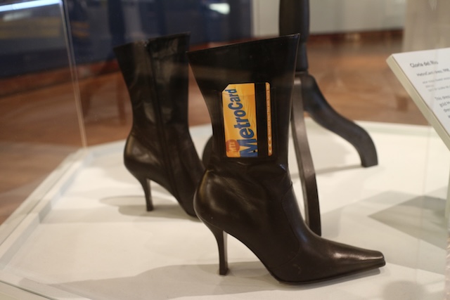 NY メトロカード アート グランド・セントラル 無料　展覧会　ニューヨーク　ブーツ