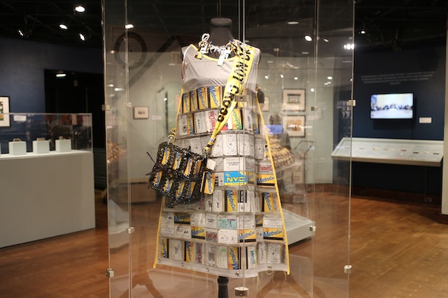 NY メトロカード アート グランド・セントラル 無料　展覧会　ニューヨーク　ドレス