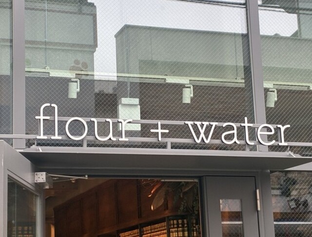 flour＋water店舗看板