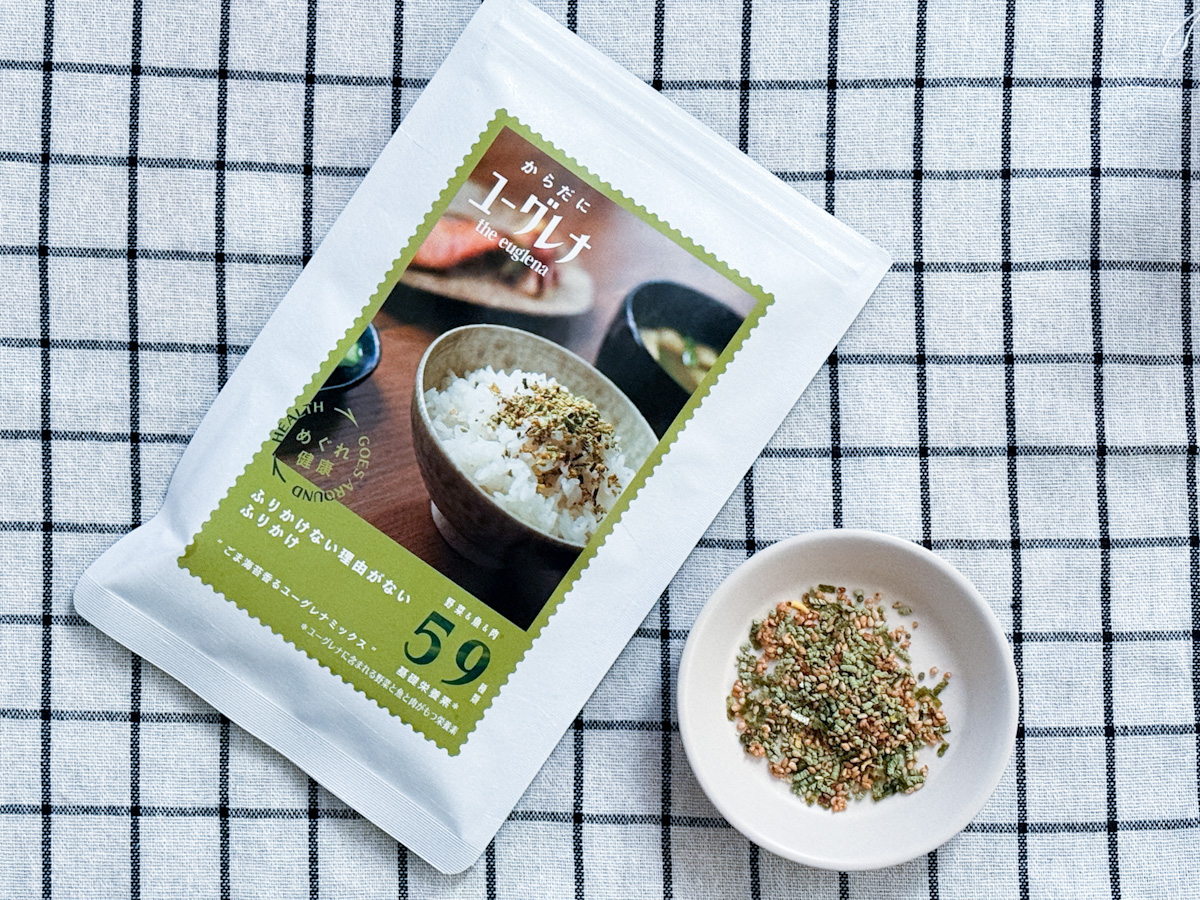 テーブルに置かれたユーグレナの「ふりかけない理由がないふりかけ」