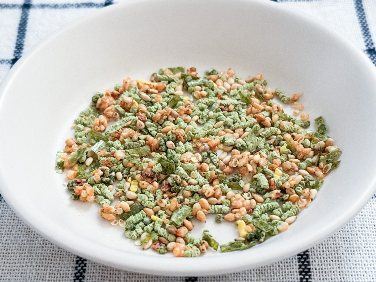 テーブルに置かれたユーグレナの「ふりかけない理由がないふりかけ」の中身