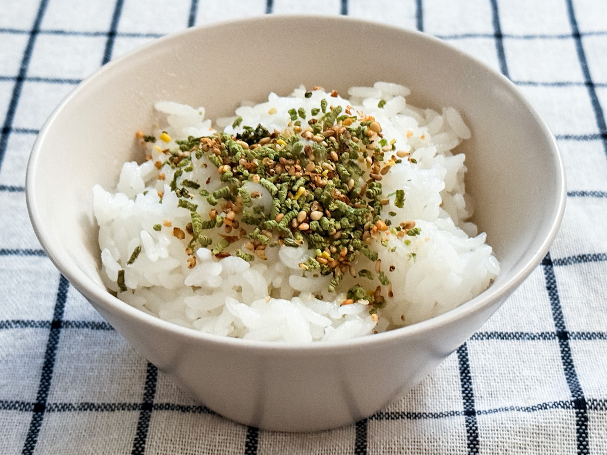 ご飯にかけた「ふりかけない理由がないふりかけ」