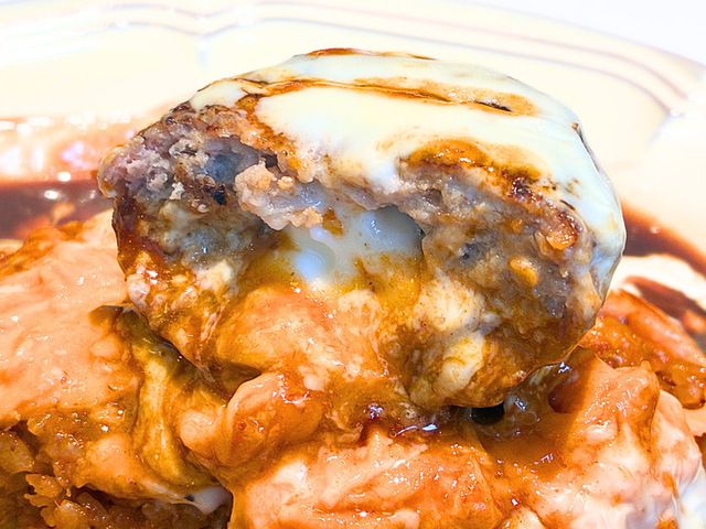 ダブルチーズハンバーグオムライス　断面図