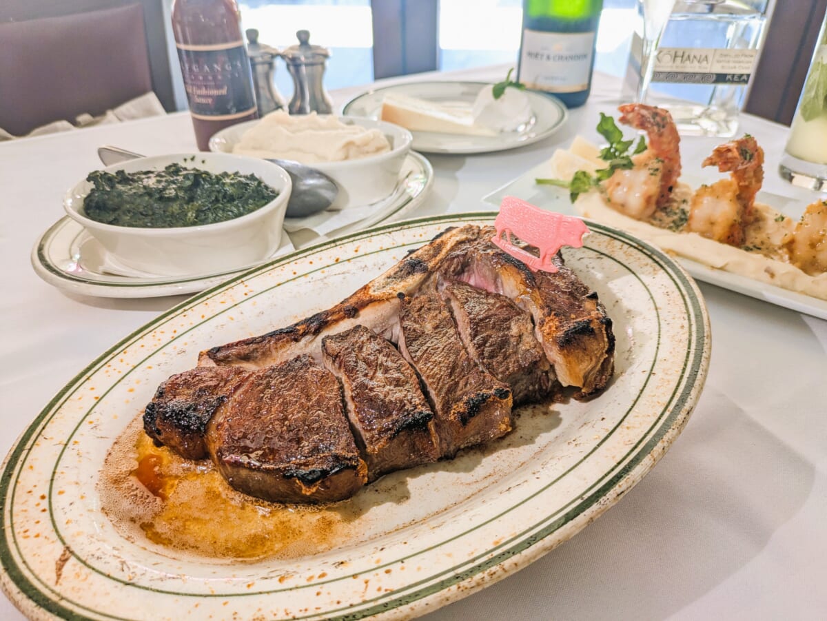 【ハワイでごはんがおいしいハッピーアワー5選】あの有名店も！？ 並んでまで行きたい！ステーキから飲茶まで