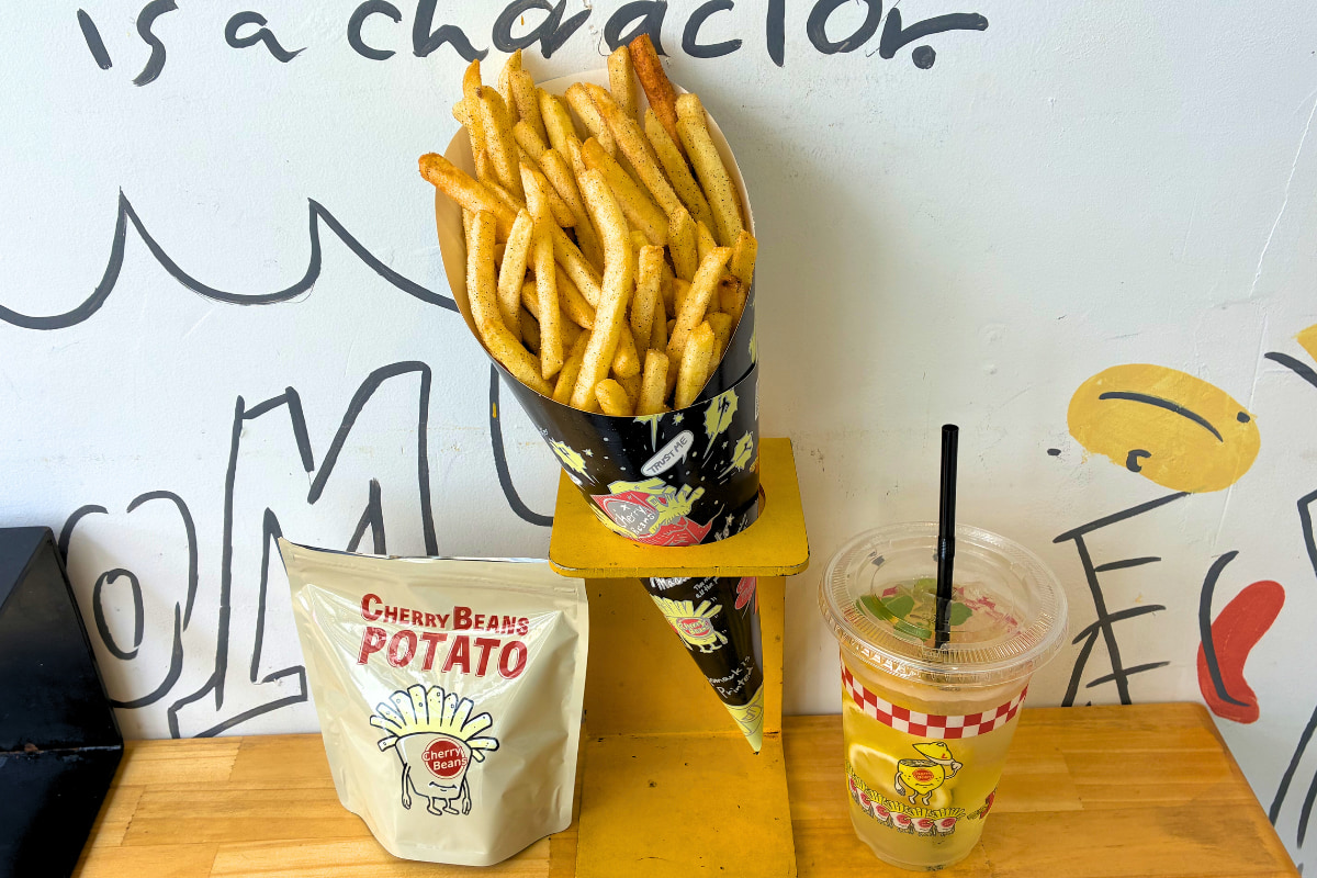 【フライドポテト探訪】静岡のソウルフードが上陸！CHERRY BEANS POTATOの実食ルポ。40年愛される「魔法のスパイス」の中毒性が凄すぎる！
