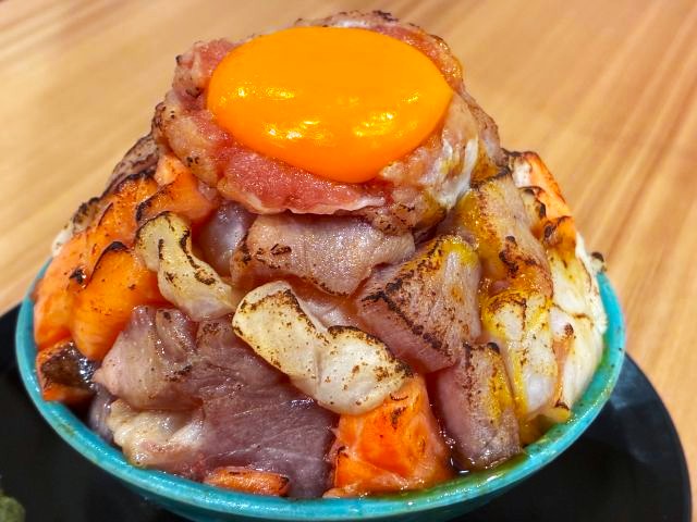 「熱海おさかな食堂炙り家 別邸」の炙りてっぺん丼
