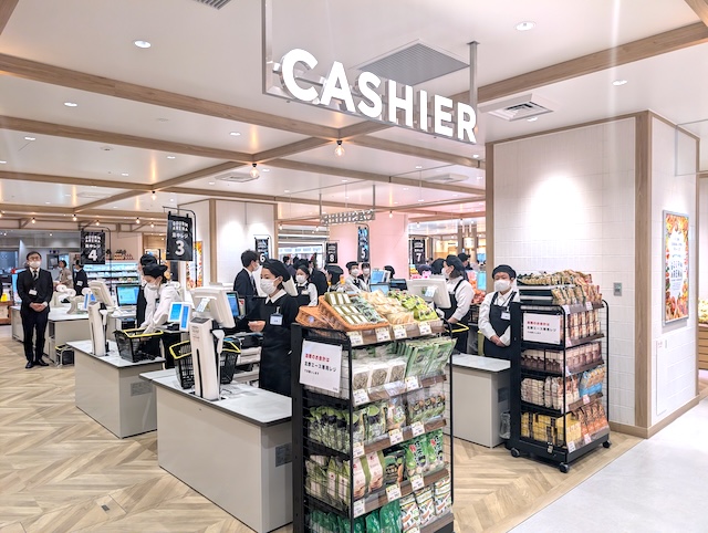 7店舗がワンストップで購入できる「マルシェゾーン」キャッシャー