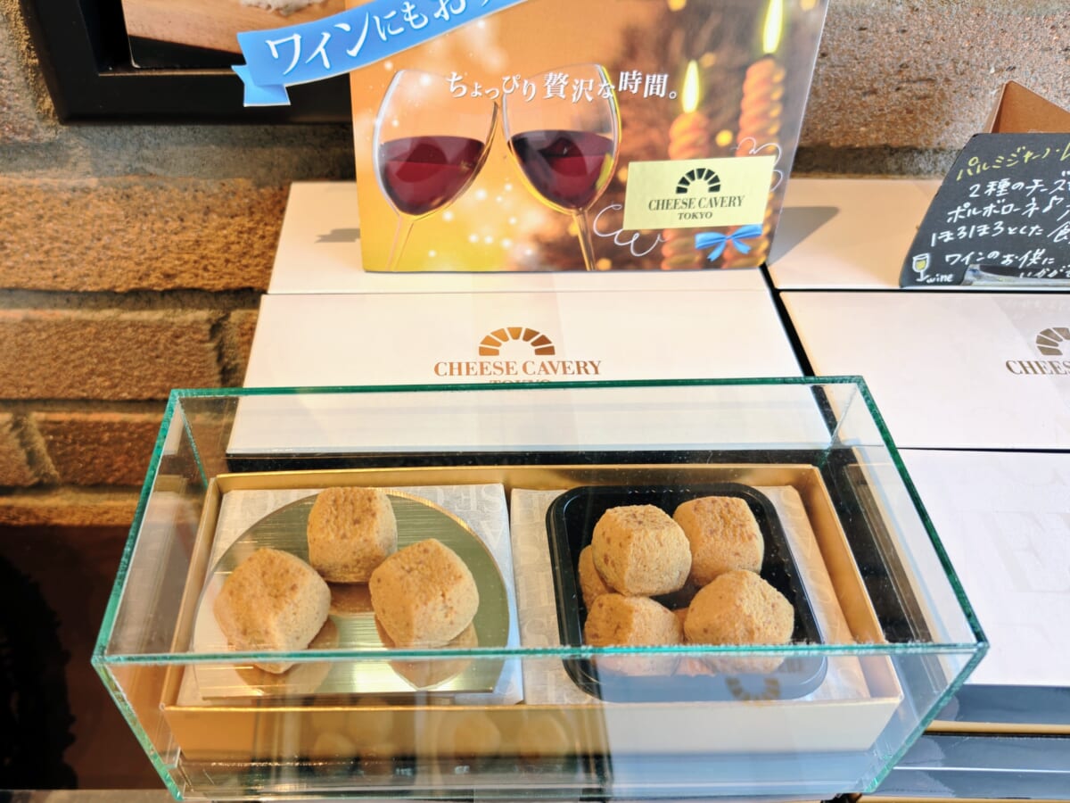 東京都江戸川区・「CHEESE CAVERY TOKYO⼀之江本店」チーズポルボローネ（ディスプレイ）