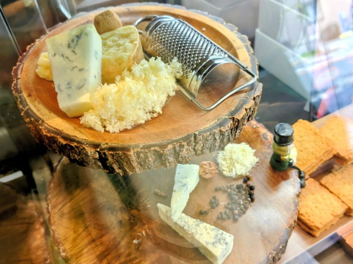 東京都江戸川区・「CHEESE CAVERY TOKYO⼀之江本店」店内ディスプレイ2
