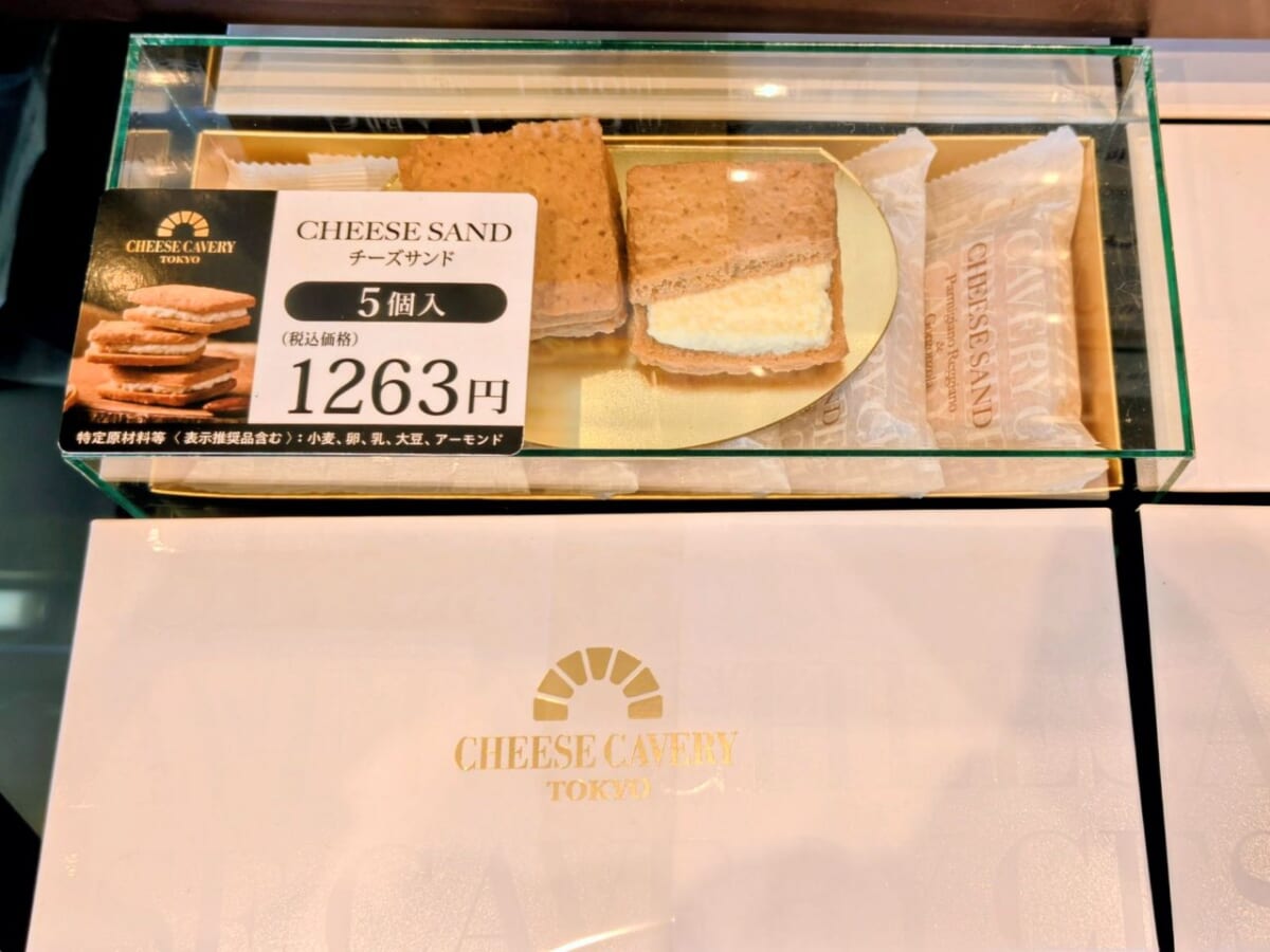 東京都江戸川区・「CHEESE CAVERY TOKYO」熟成チーズサンド（ディスプレイ）