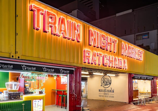 タラートロットファイラチャダー（ラチャダー鉄道市場）のメイン入場口