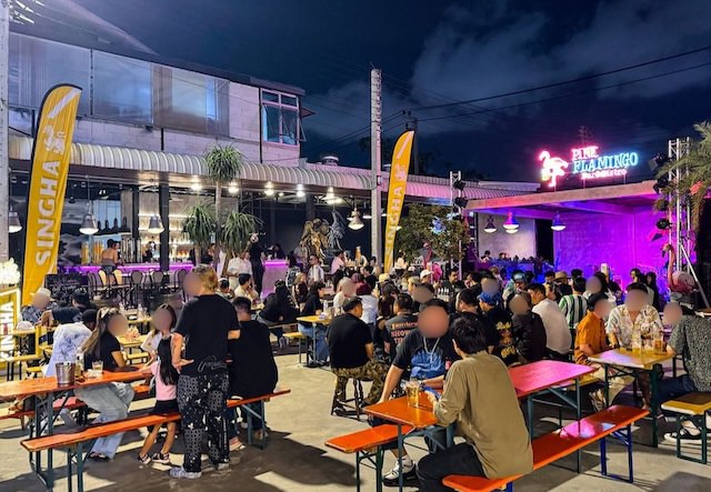 タラートロットファイラチャダー（ラチャダー鉄道市場）のPink Flamingo