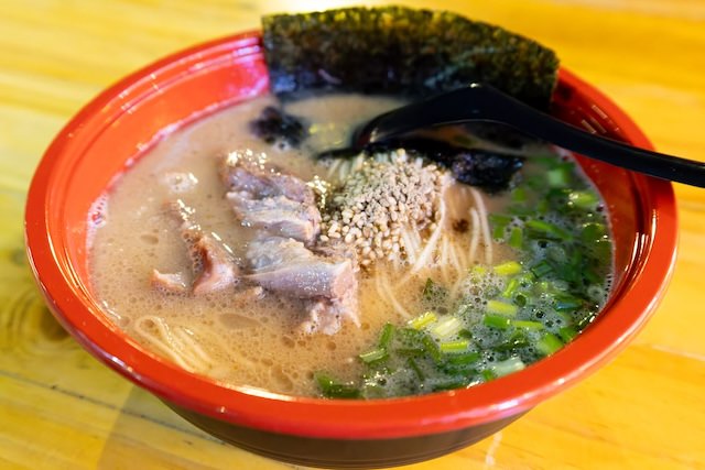 タラートロットファイラチャダー（ラチャダー鉄道市場）の麺屋我ガで食べた豚骨ラーメン